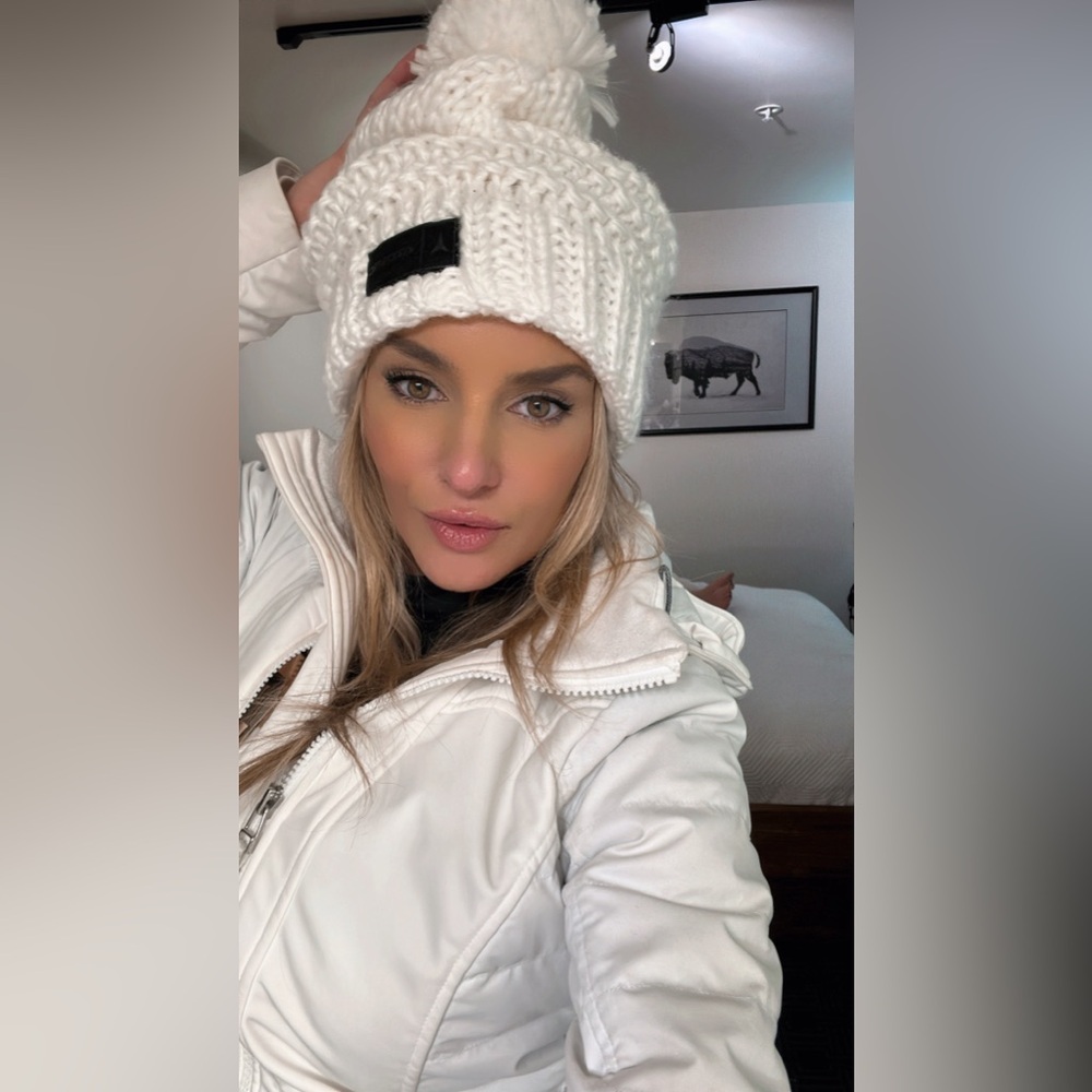 White ski hat